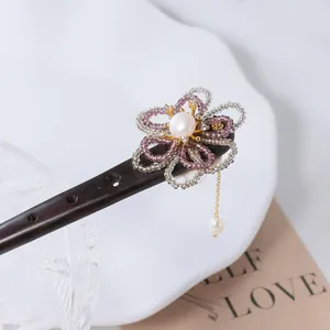 Vue détaillée de l'épingle à cheveux en santal chinois avec fleur et pompon perlé