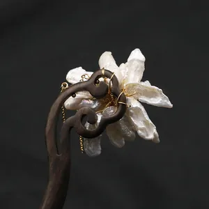 Elegante handgemaakte haarpin van ebbenhout met een natuurlijke barokparel bloem