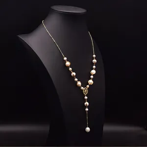 Vista dettagliata di un'elegante collana lunga di perle d'acqua dolce su un busto