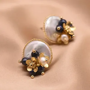 Detailansicht der barocken Süßwasserperlen-Ohrstecker in floralem Design mit Goldakzenten