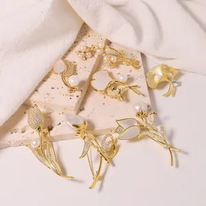 Spilla in Perla Naturale d'Acqua Dolce Placcata Oro 18K Elegante Motivo Floreale a Foglia Animale Gioielli di Moda Regalo Donna
