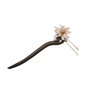 Haarstokje van ebbenhout met natuurlijke parelbloemen en elegante gouden kwastjes