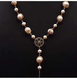 Dettaglio di una collana lunga vintage in perle d'acqua dolce intrecciate a mano.