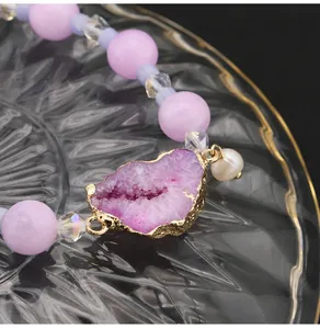 Detailansicht einer lila Drusen-Geode und Naturperle auf einem Perlenarmband