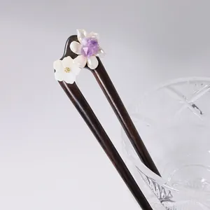 Pic à cheveux chinois élégant en bois avec cristal violet et fleurs en nacre.