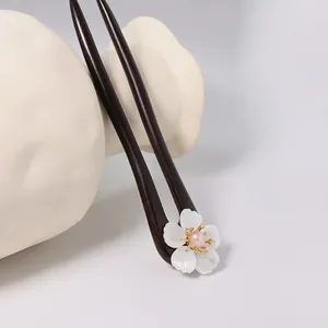 Elegante haarpincet van ebbenhout met witte schelpenbloem en parel, antieke stijl