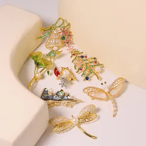 Elegante collezione di spille in perle d'acqua dolce placcate oro 18k con vari design