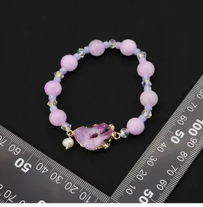 Detailansicht eines lila Perlenarmbands mit echtem Naturdrusen-Kristall und einer Perle