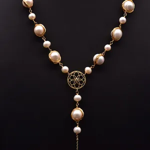 Collana lunga di perle naturali d'acqua dolce fatta a mano con ciondolo oro vintage.