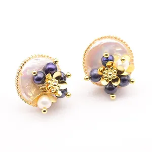 Elegante barocke Süßwasserperlen-Ohrstecker in Blumenform mit goldenen Metalldetails