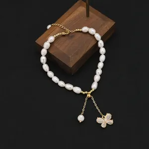 Elegante bracciale di perle naturali d'acqua dolce con ciondolo a farfalla in zircone