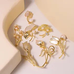 Eleganti spille in perle d'acqua dolce placcate in oro con motivi floreali