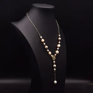 Elegante collana lunga fatta a mano in perle d'acqua dolce con dettagli in filigrana oro