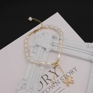 Elegante bracciale di perle naturali d'acqua dolce con ciondolo a farfalla e grani d'oro