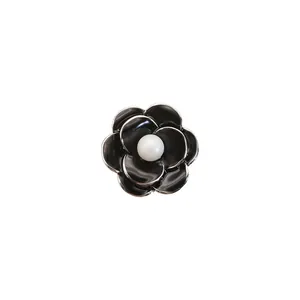 Elegante spilla fiore di camelia nera con perla d'acqua dolce bianca e placcata