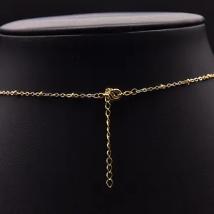Collana di perle naturali d'acqua dolce con catena di estensione dorata e moschettone