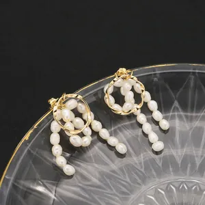 Elegante Naturperlen-Ohrringe mit vergoldetem Ring im Vintage-Stil für anspruchsvolle Damen