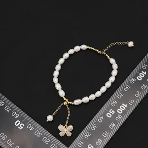 Elegante bracciale di perle d'acqua dolce naturali con ciondolo farfalla in zircone e oro