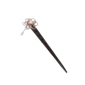 Épingle à cheveux élégante en bois de santal chinois avec fleur de perles et pompon
