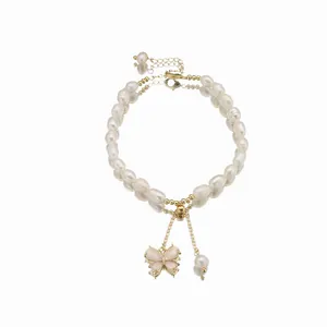 Elegante bracciale di perle naturali d'acqua dolce con ciondolo a farfalla e zirconi.