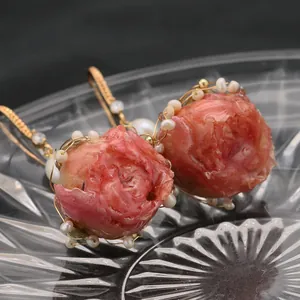 Orecchini pendenti vintage fatti a mano con boccioli di rosa stabilizzati e perle bianche naturali