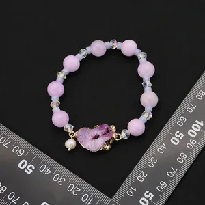 Elastisches Naturperlenarmband mit lila Druzy-Geode und Kristallperlen