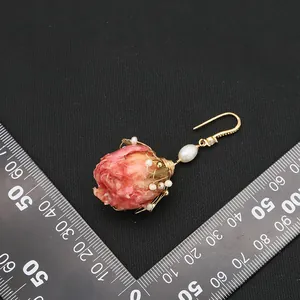 Elegante orecchino vintage fatto a mano con perla naturale e vera rosa stabilizzata