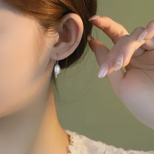 Eleganti orecchini pendenti lunghi in argento s925 con perle d'acqua dolce a goccia