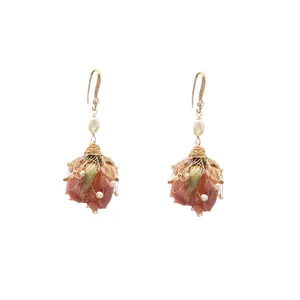 Eleganti orecchini fatti a mano con boccioli di rosa stabilizzati e perle naturali dorate.