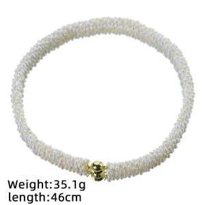 Collar de perlas de agua dulce hecho a mano con cierre magnético dorado, 46 cm.