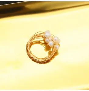 Detaillierte Nahaufnahme von natürlichen Süßwasserperlen auf einem Golddraht-Ring