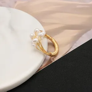Eleganter, handgefertigter, goldumwickelter Ring mit natürlichen Süßwasserperlen