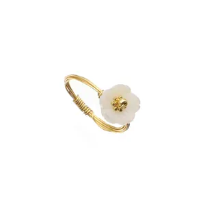 Eleganter, handgefertigter, golddrahtumwickelter Ring mit einer zarten Muschelblume