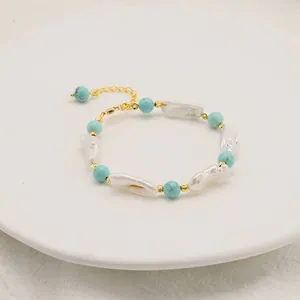 Detailansicht eines Süßwasser-Barockperlen- und Türkis-Armbands mit Goldakzenten.