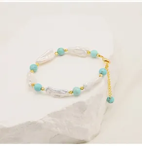 Detaillierte Nahaufnahme von Barockperlen und Türkisperlen auf 18k vergoldetem Armband