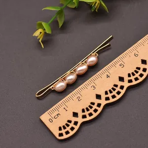 Handgefertigte goldene Haarklammer mit vier rosa Perlen für Retro-Styling-Zwecke