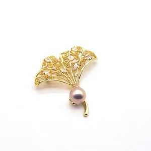 Elegante gouden ginkgobladbroche met natuurlijke lavendelzoetwaterparel en zirkoon