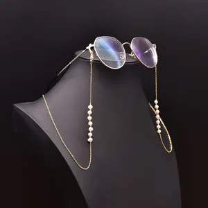 Élégante chaîne de lunettes en or avec perles d'eau douce naturelles au style minimaliste chic.