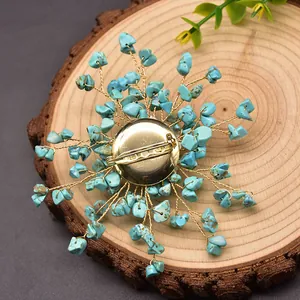 Detailansicht der Rückseite der handgefertigten Türkis-Schneeflocken-Brosche mit Goldverschluss.