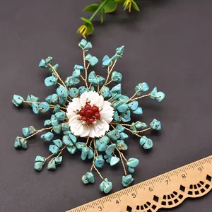 Handgefertigte Vintage-Schneeflocken-Brosche mit Türkis-Steinen und weißer Muschelblume