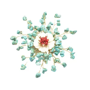 Handgefertigte Retro Schneeflocken Brosche mit Türkissteinen und weißem Blumendetail