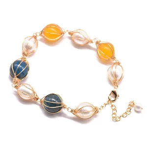 Handgefertigtes, golddrahtgewickeltes Armband mit Perlen, blauem Kyanit und gelbem Topas