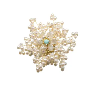 Exquisite handgefertigte Schneeflockenbrosche mit künstlichen Türkisen und Perlen.