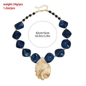 Statement-Halskette mit blauen Harzperlen und einem großen goldenen Blattanhänger