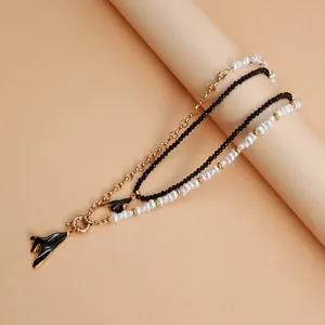 Détail du collier double couche avec pendentifs tulipes noires et perles