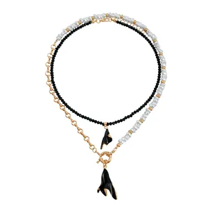 Collier double rang perles noir et blanc avec pendentifs irréguliers et fermoir à bascule OT.
