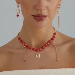 Europäischer Stil Eisen Legierung Hohl Flügel Totem Halskette Ohrringe Set Rot Künstliche Perle Quaste Mode Schmuckset Für Damen