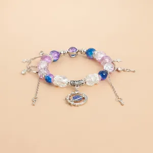 Vue détaillée d'un bracelet de perles célestes violettes et bleues avec charmes