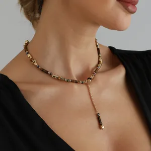 Vintage Y-Halskette im Boho-Stil mit Tigeraugenstein und Goldperlen an einem Model