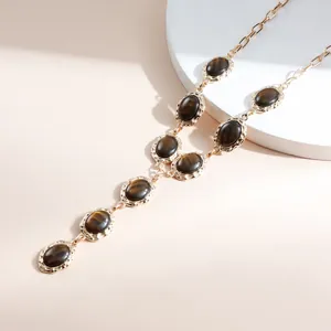 Visuale dettagliata della collana vintage a forma di Y con pietre occhio di tigre